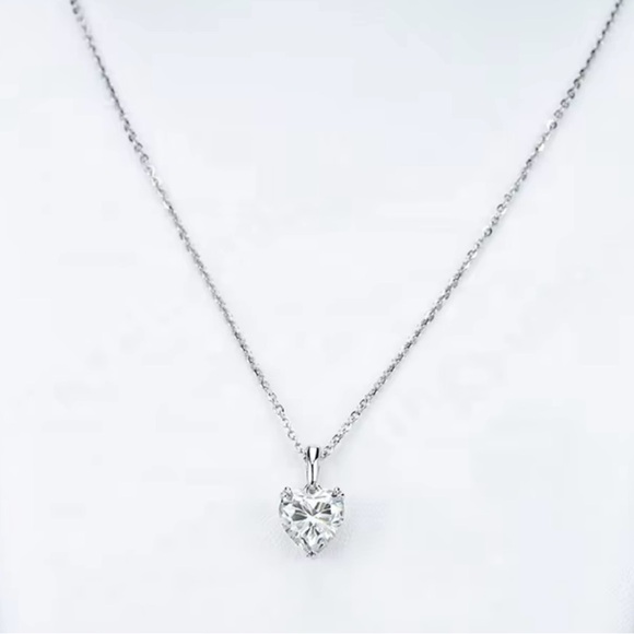 Jewelry - Beautiful Dainty .8 Ct Heart Pendant Necklace